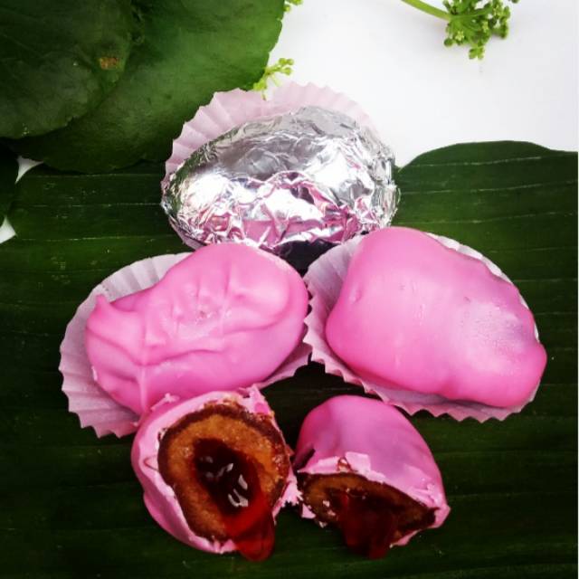 

Kurma coklat selai strawberry/aneka coklat Lebaran
