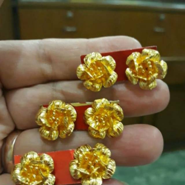  Anting  bunga  mawar  3 gram Emas  LM London 24K kadar 99 9 