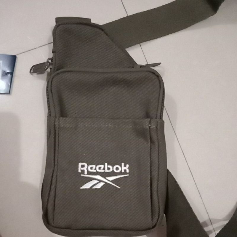 Reebok CL FO Small Sling Bag ARMYGR