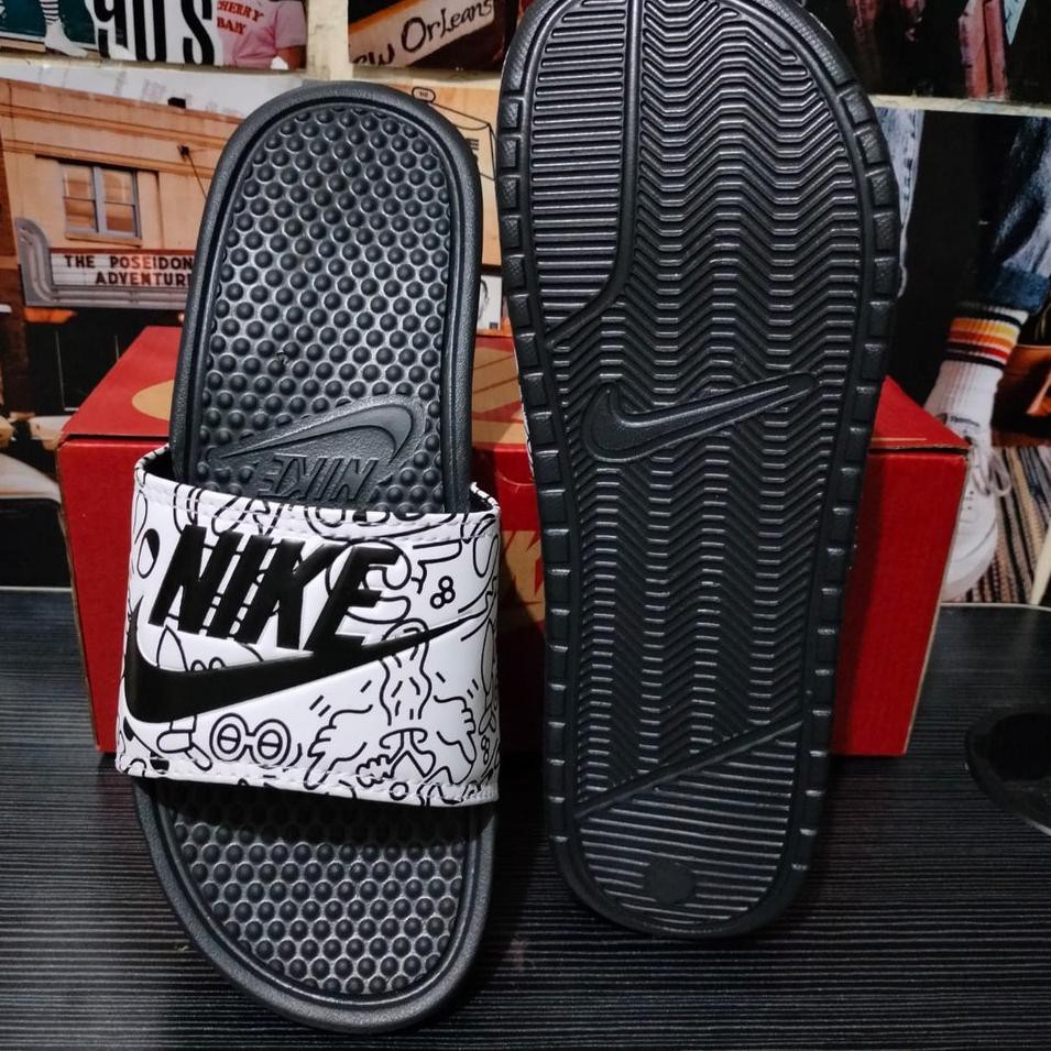 Hati Hati,  SANDAL SLOP NIKE BENASSI SELOP HITAM DOODLE PUTIH PRIA WANITA TERMURAH SLIDE SENDAL MU