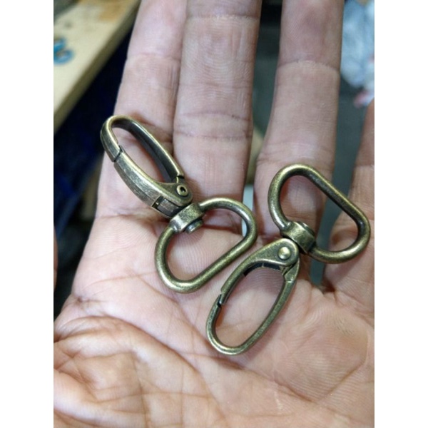 

Kaitan tali tas 2 cm warna coklat bakar (50 pcs).