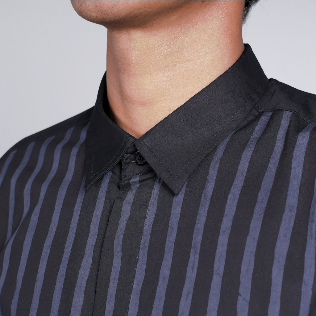 Kanjeng Denim - Kemeja Batik Serial Kaligrafi Aksara Motif Sabar Narima Kakalih