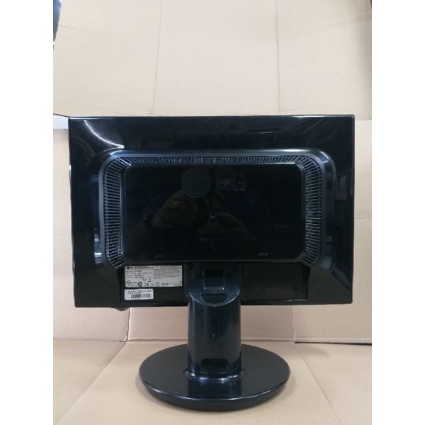 Monitor LCD 17 inci widescreen