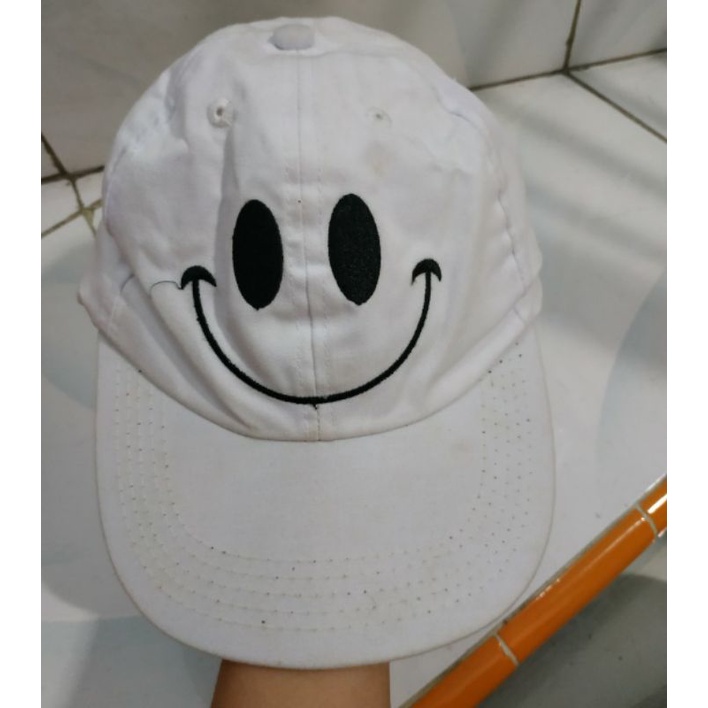 Preloved Topi Smile Putih