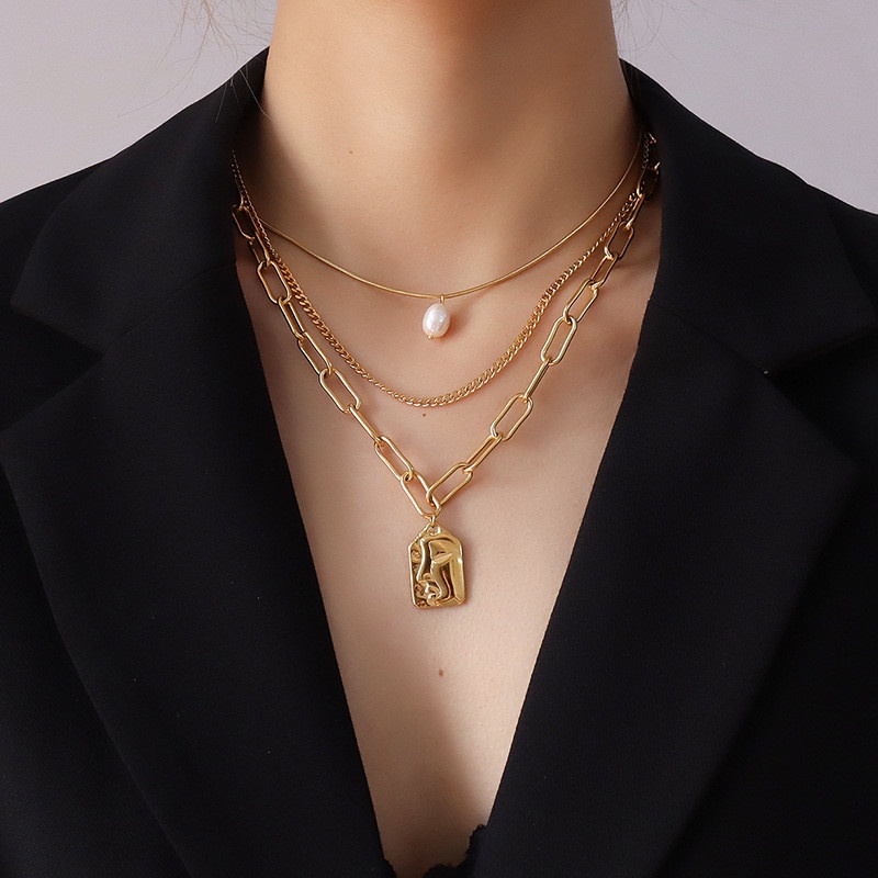 Set Kalung Multilayer Liontin Wajah Timbul Aksen Mutiara Bahan Alloy Gaya Hip Hop Untuk Wanita