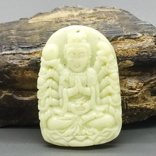 Batu Giok Dewi Kwan Im Tangan Seribu