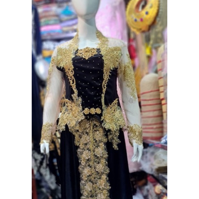 Kebaya bludru hitam....