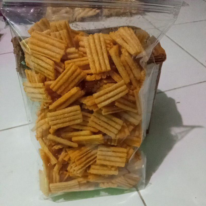 

KRIPIK KENTANG JAGUNG BAKAR 1KG/CEMILAN/SNACK KILOAN