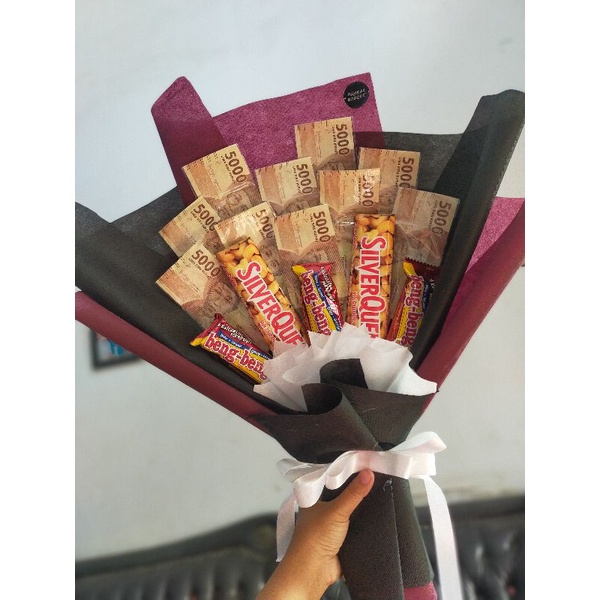bucket coklat dan uang