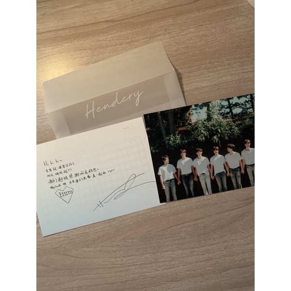 hendery envelope letter dan foto grup wayv photobook holiday