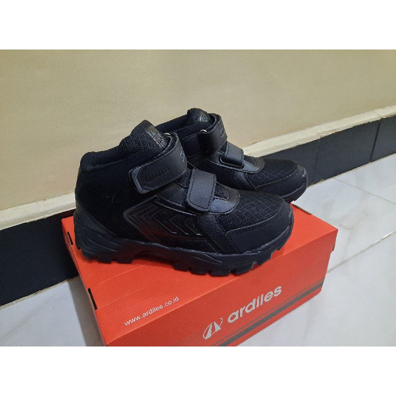 Sepatu anak sekolah ardiles