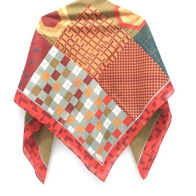 Hijab segi empat motif ansania