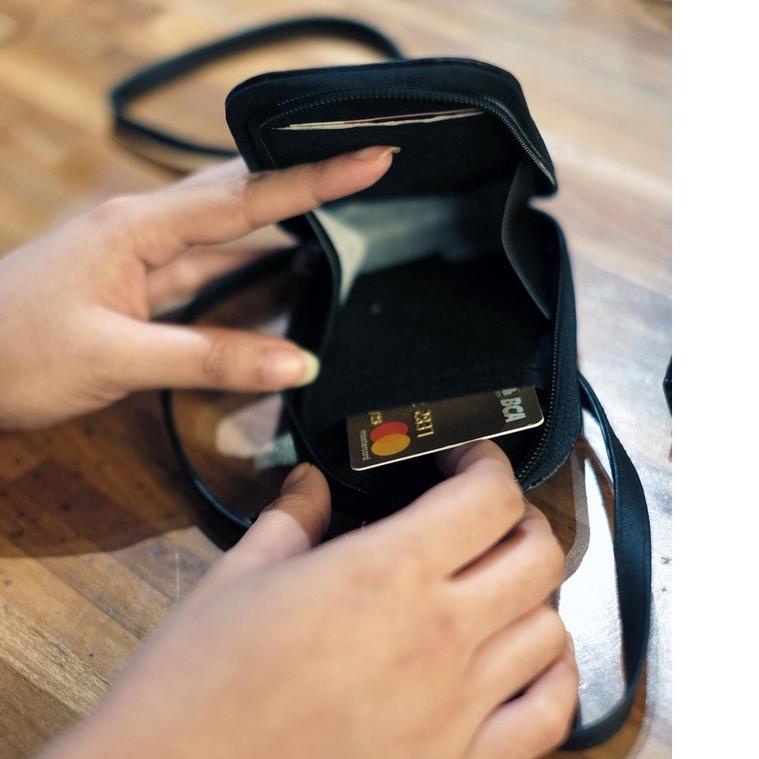 

DOMPET KARTU/ NAME TAG KULIT / ID CARD HOLDER KULIT / ID CARD / GANTUNGAN NAMA VERTIKAL SS07 .,