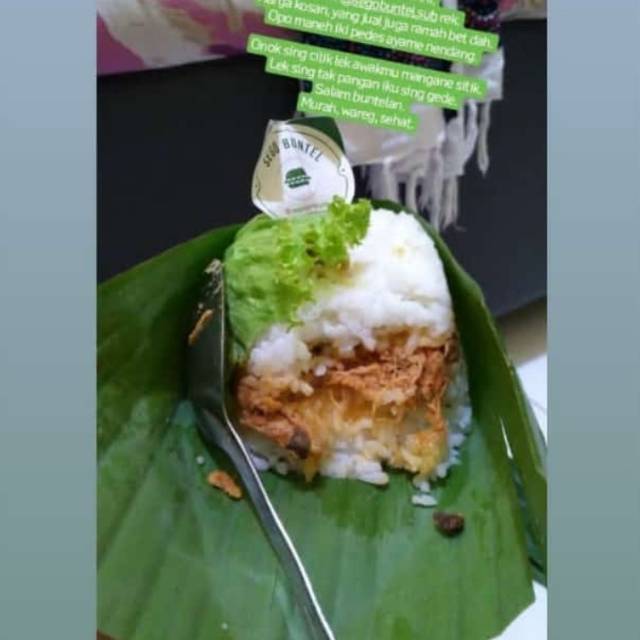 

Sego buntel (nasi, ayam suwir + bawang goreng pas buat sarapan)