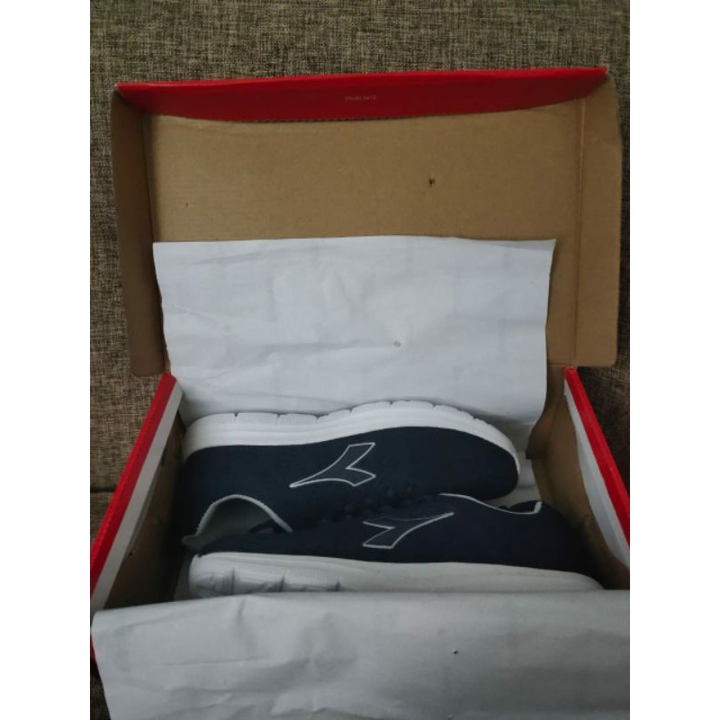 Sepatu Olahraga "Diadora"