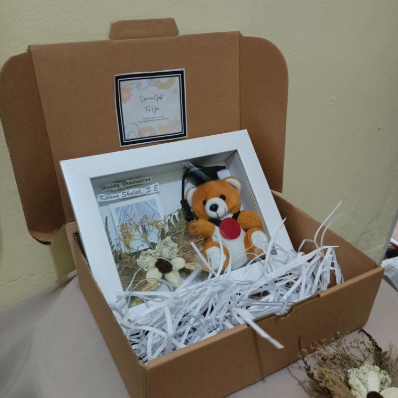 Gift Box FOTO Boneka Flower in Frame 3D | Hamper FOTO in Frame | Gift Foto in Frame Box | Gift Box Flower in Frame | Free Box Dan Kartu Ucapan | Kado Wisuda | Kado Graduation | Kado Ulang Tahun | Kado Wedding | Hadiah Wisuda Hadiah Ulang Tahun