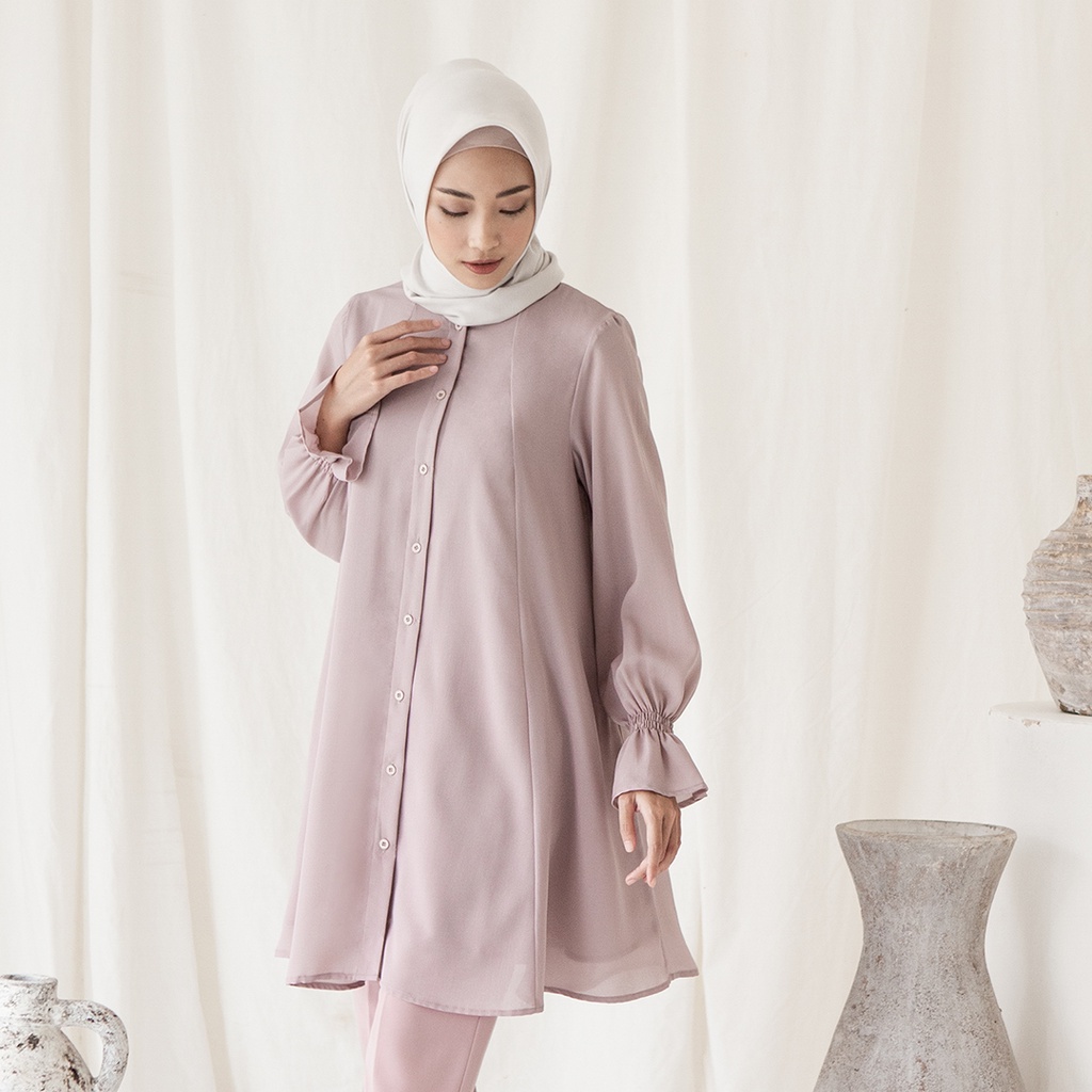 Maula by Aska Label - Tunik wanita full kancing atasan blouse Muslim lengan panjang dengan detail kerut pada lengan warna Dusty Blue, ungu Lilac, Plum, Dark Grey