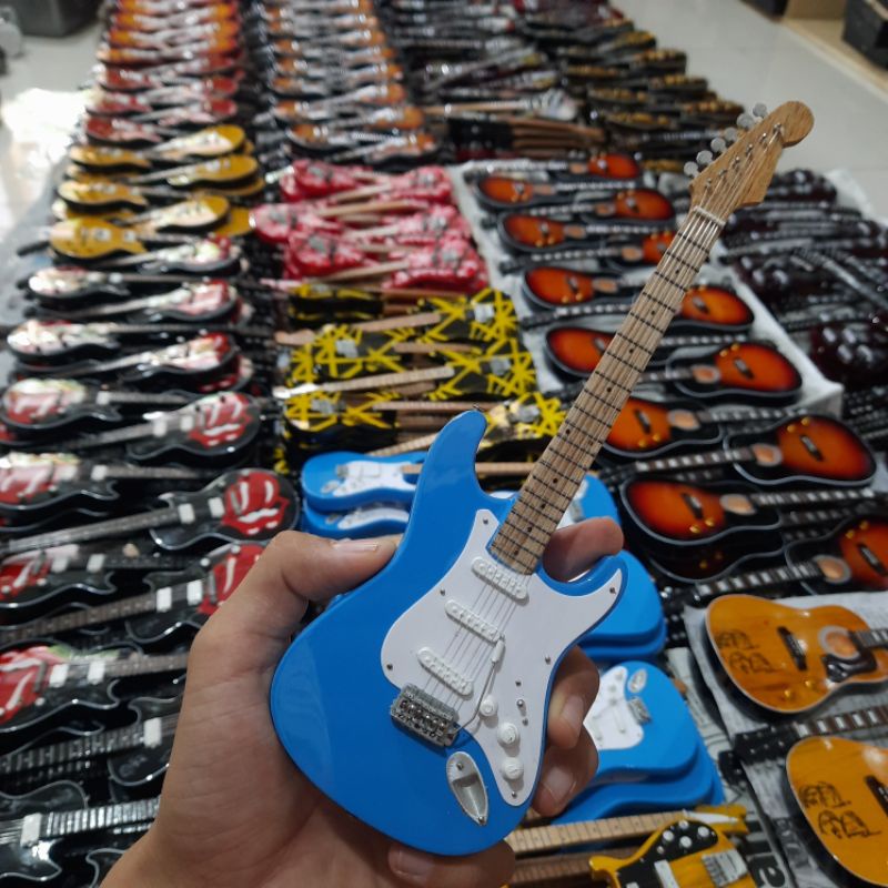 miniatur gitar fender stratocaster blue hiasan rakdinding pajangan dekorasi rumah