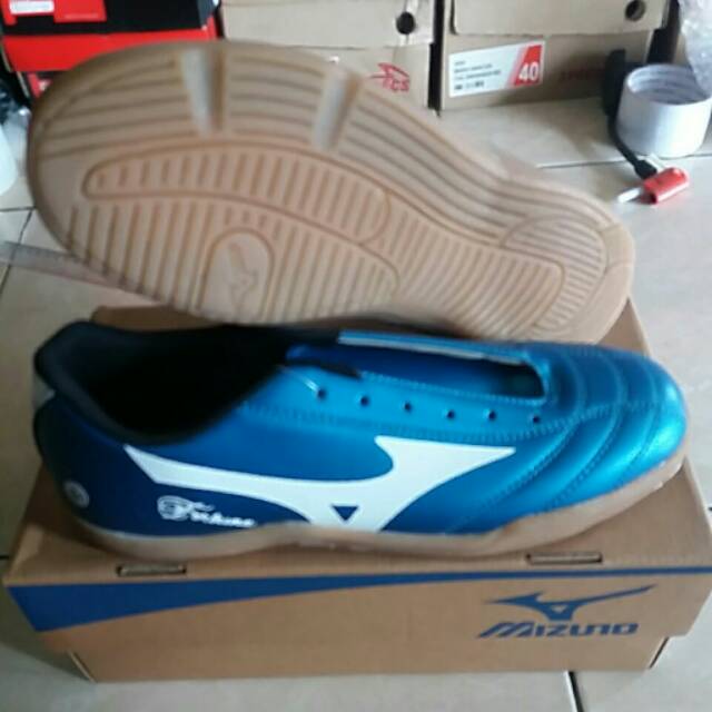 Sepatu futsal mizuno