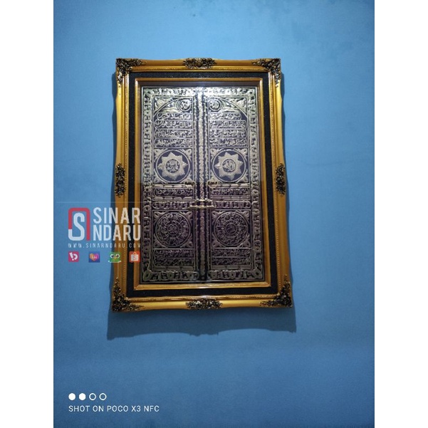 kaligrafi kuningan pintu kabah kombinasi warna emas dan hitam