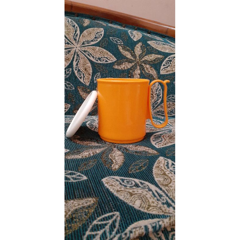 Tupperware gelas mug dengan tutup