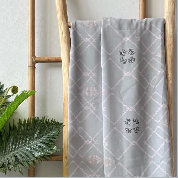 

81Ň READY STOCK DELI GREY BAHAN CREPE Terbaru