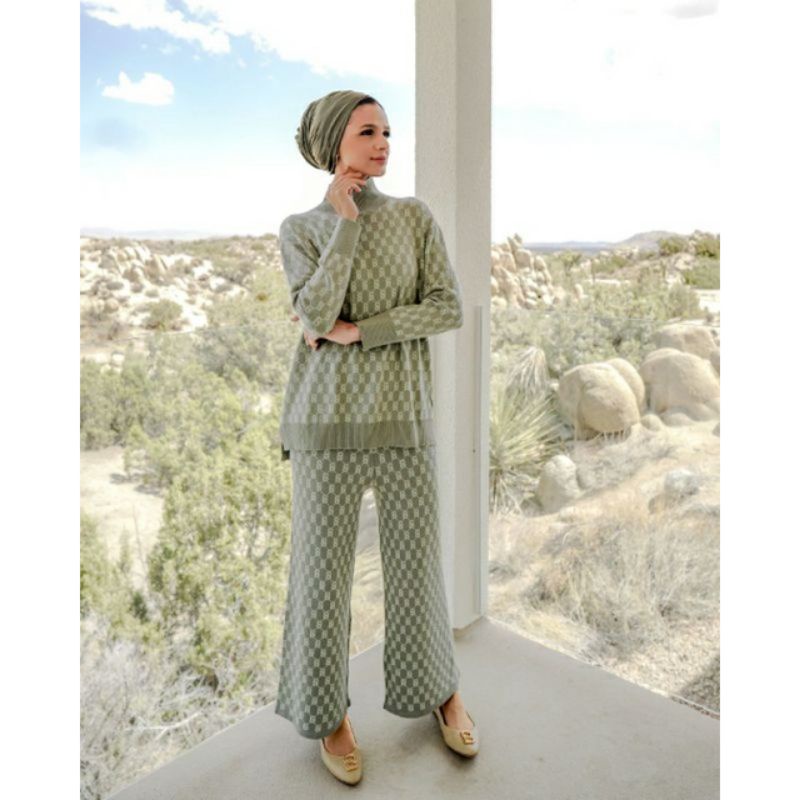 Signature Comfy Sweater Taupe Benang Jarum Buttonscarves