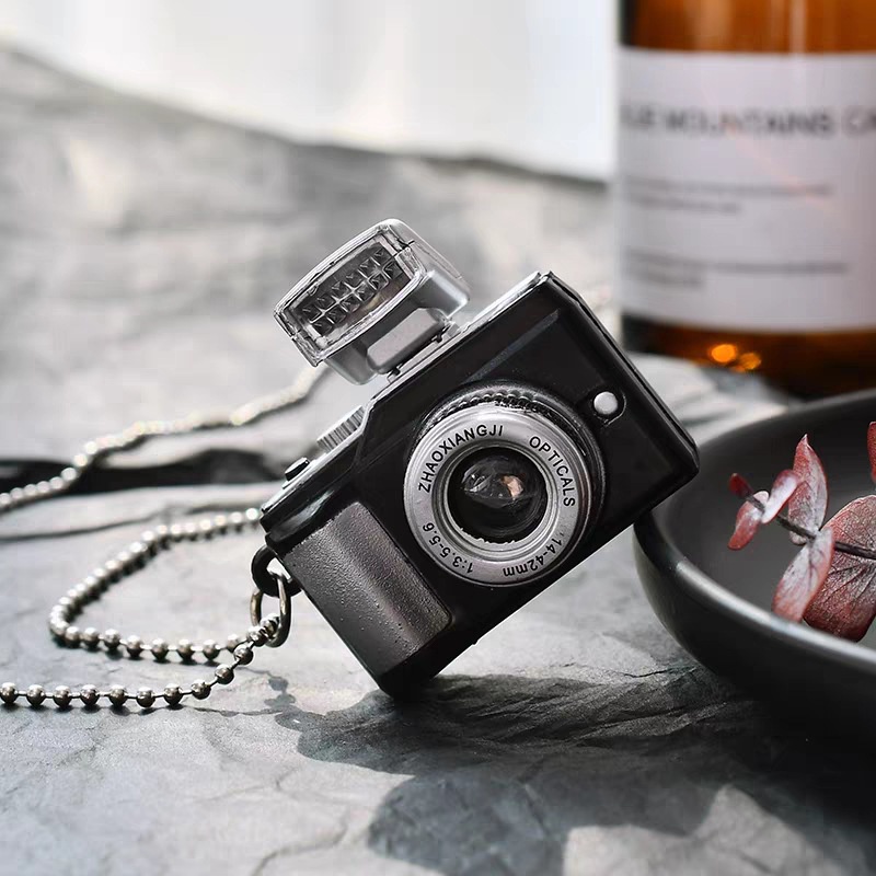 Kalung Liontin Kamera Lampu LED Fotoflash Gaya Korea Hip-Hop Retro Untuk Pria Dan Wanita