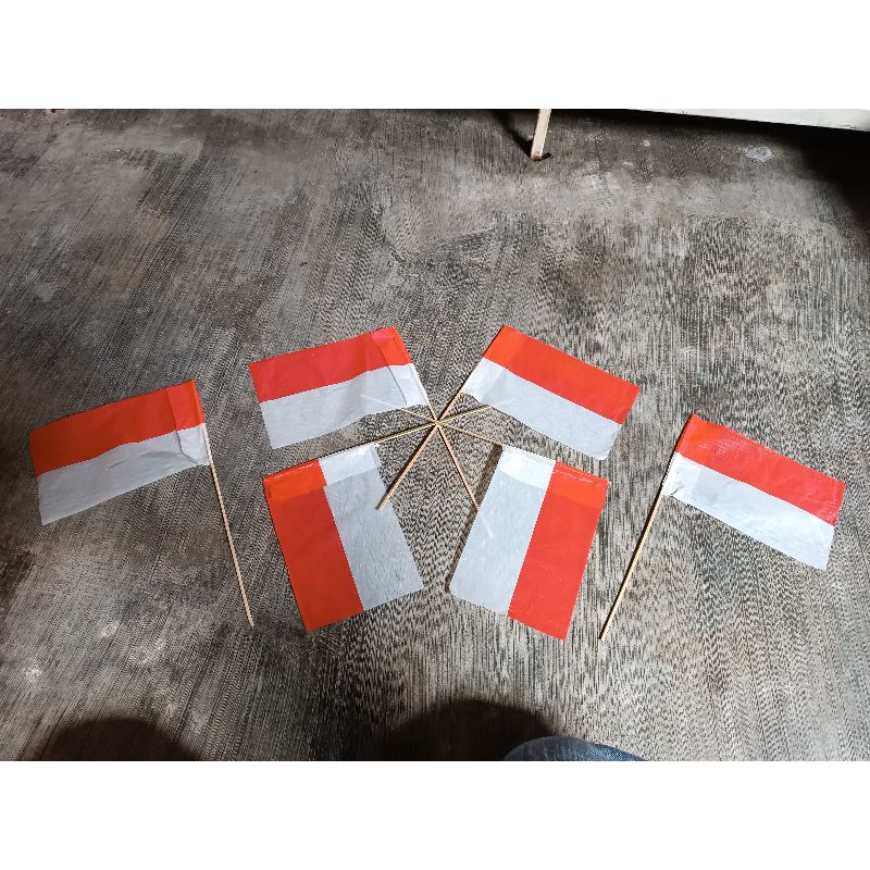 BAHAN KAYU + PLASTIK ISI 10 BENDERA TANGAN / PAWAI ANTI AIR