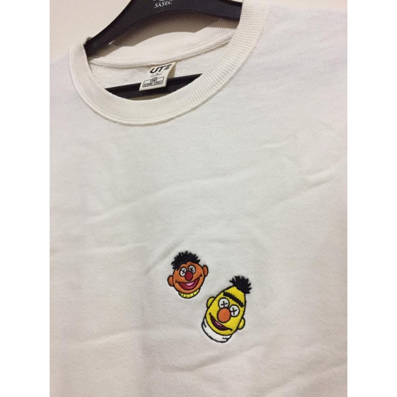 Sweater Uniqlo x Kaws Sesame Street