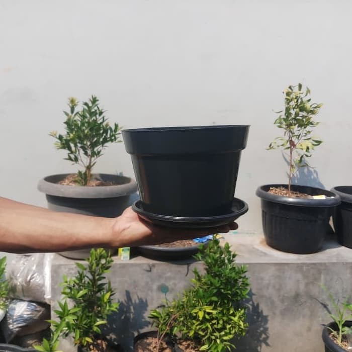 pot bunga plastik hitam 20cm +tatakan bawah Berkualitas