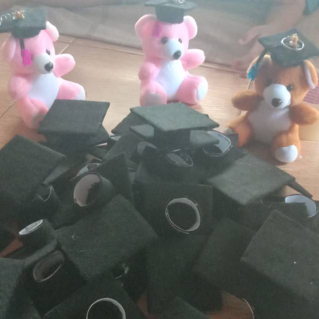 Topi wisuda bnk tedy bear Kecil,/ utk brby bsa bgt ukr= 6*6cm.hrg utk satu bj, minimal bli sepuluh