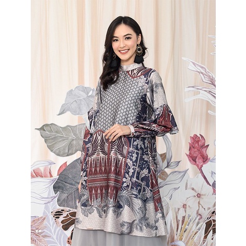 Celebes Tunic in Aurora Sky - Wearing Klamby - XS