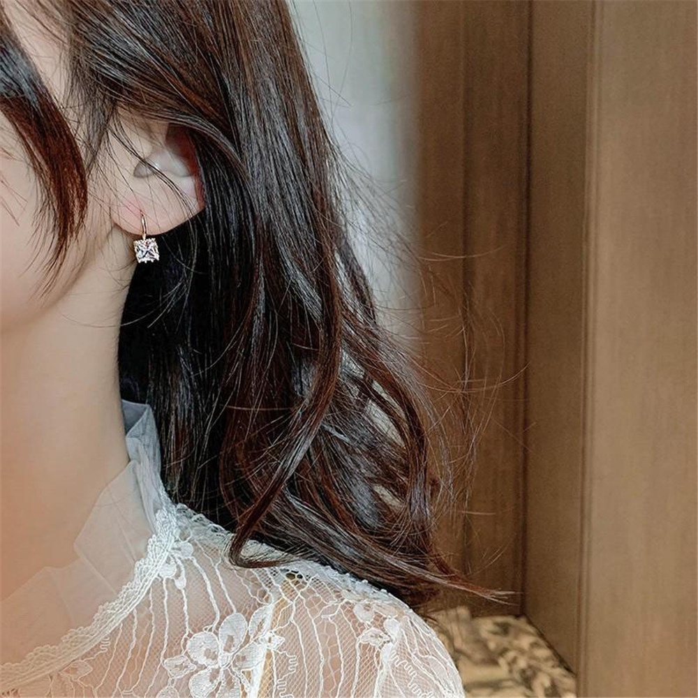 Anting Berlian Bentuk Kotak Tidak Teratur Polihedron Bahan Zirkon Warna Hitam Putih Untuk Wanita