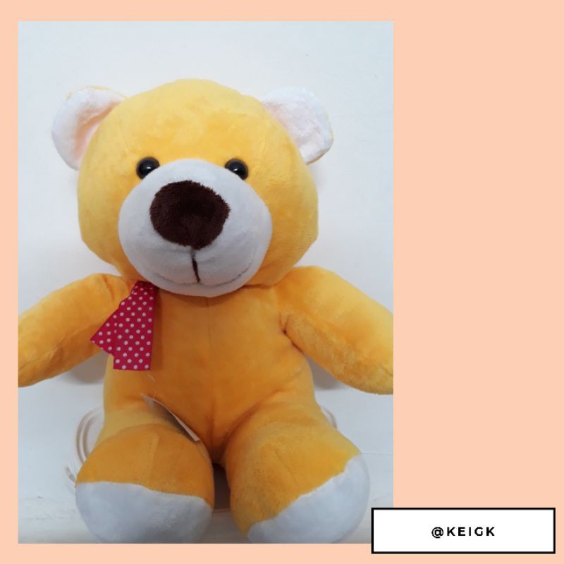 

Beruang kuning dengan pita merha polkadot