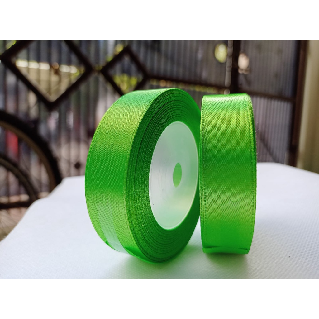 

Pita Satin Hijau Apel 1/2 Inch 1,27cm Per Roll