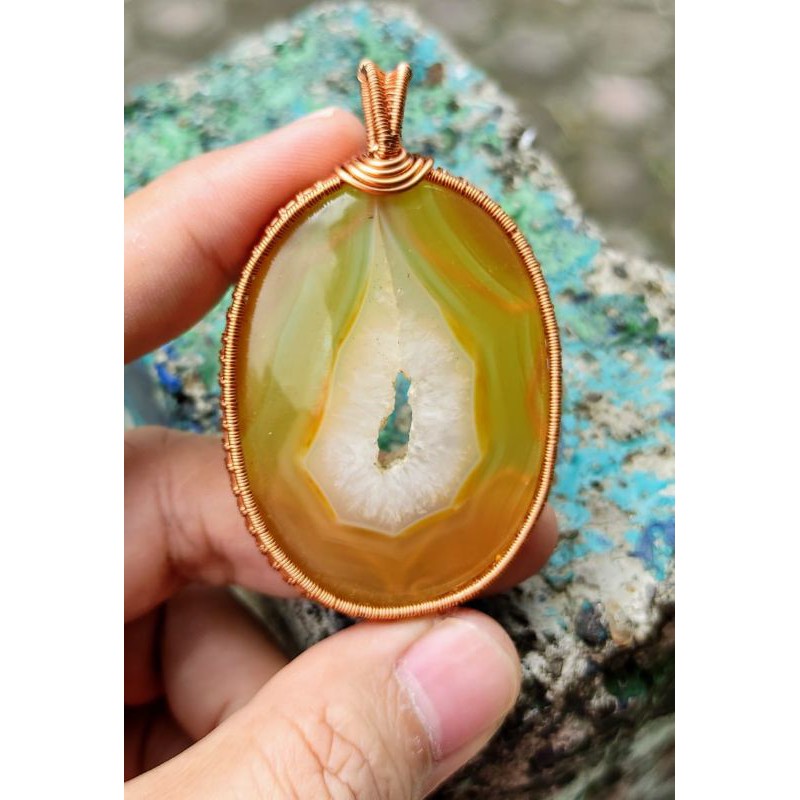 liontin batu combong