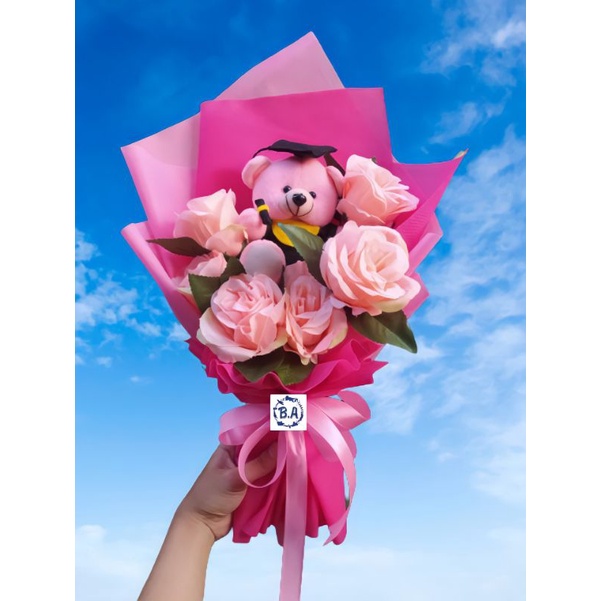 

(S) BUKET BUNGA BONEKA WISUDA TERJANGKAU CANTIK MAWAR ARTIFICIAL/HADIAH ULTAH/WISUDA/ANNIVERSARY