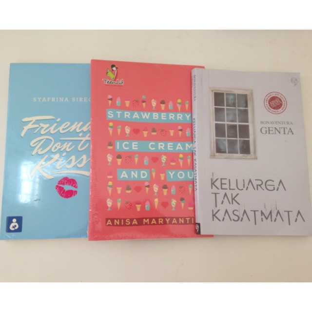 Jual BookSet (Friends Don't Kiss Strawberry Ice Cream & You