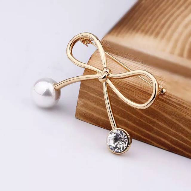 Brooch / bros pita / bros lucu / bros cantik / bros jilbab / bros laris / bros murah / bros cewek / Bros Geometri Terlaris Model Pita Warna Gold Silver dengan Mutiara / Bros Wanita Korean Style Bros Mutiara Brooch BZO