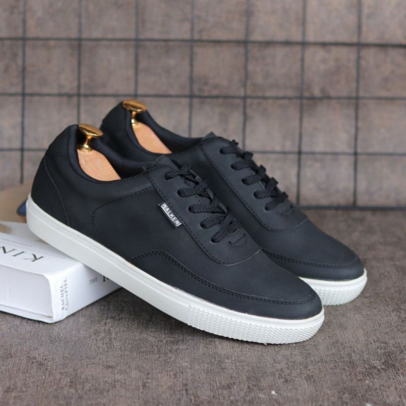 Sepatu Casual Pria Sneakers Kulit PU Polos Hitam Kets Santai Kasual Kerja Original Trendi