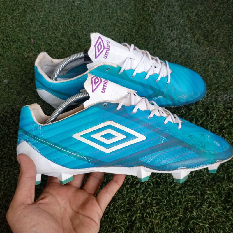 sepatu bola topgrade umbro velocita