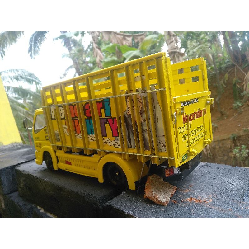  Miniatur  Truk  Canter PVC warna  kuning panjang 38cm x 13cm 