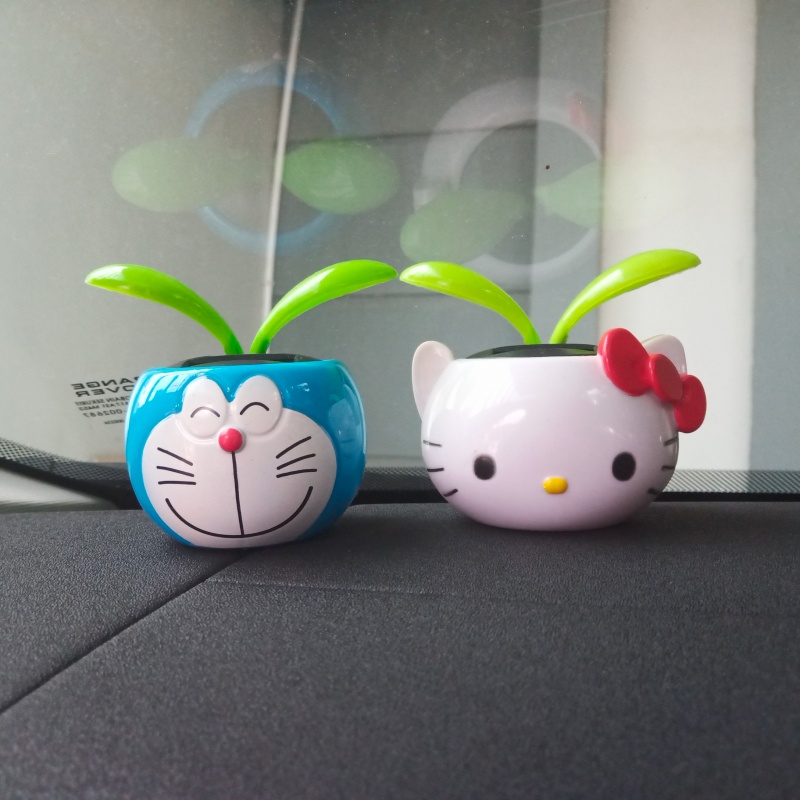 Doraemon HK Hello Kitty PLANT Series Boneka  Pajangan Mobil Solar Power