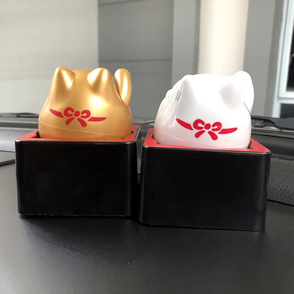 PREMIUM Kucing Maneki Neko KOTAK Boneka Pajangan Mobil Solar Power Goyang Kepala Shacking Head