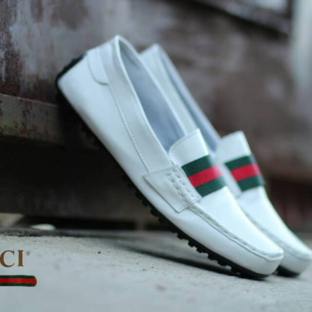 Sepatu pria GUCCI