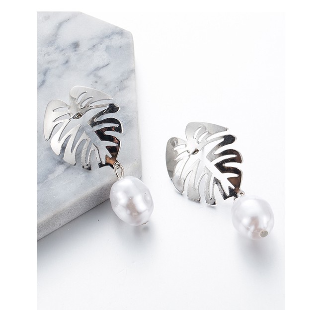 LRC Anting Tusuk Fashion Silver Alloy Openwork Leaf Pearl Earrings F91790