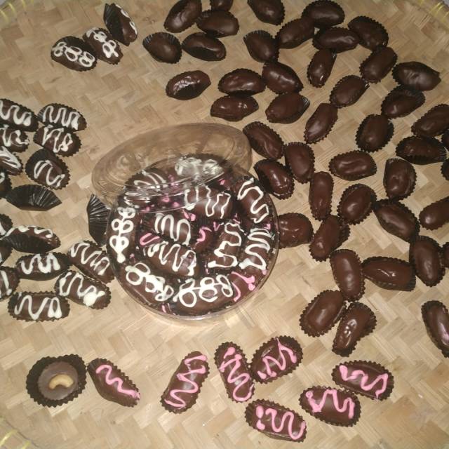 

Kurma coklat isi 500gr / kurcok isi mede dan keju / kurcok mix / kurcok murah / bahan masih baru