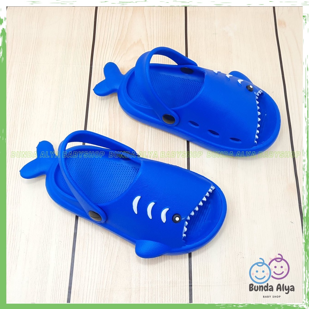 Sendal Anak Laki Laki IMPORT Usia 3 4 5 Tahun Baby Shark Elastis Lentur - Sepatu Sandal Slop Anak Cowok Model Ikan Lucu BIRU Sendal Anak Cowok Cewek Kret Anti Licin Sendal Slop Anak Tali Belakang Nyaman Dipakai Size 24-28