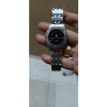 Jam tangan wanita Swiss Army Cakep dan Sporty banget persis Tag heuer nilainya puluhan juta. apik